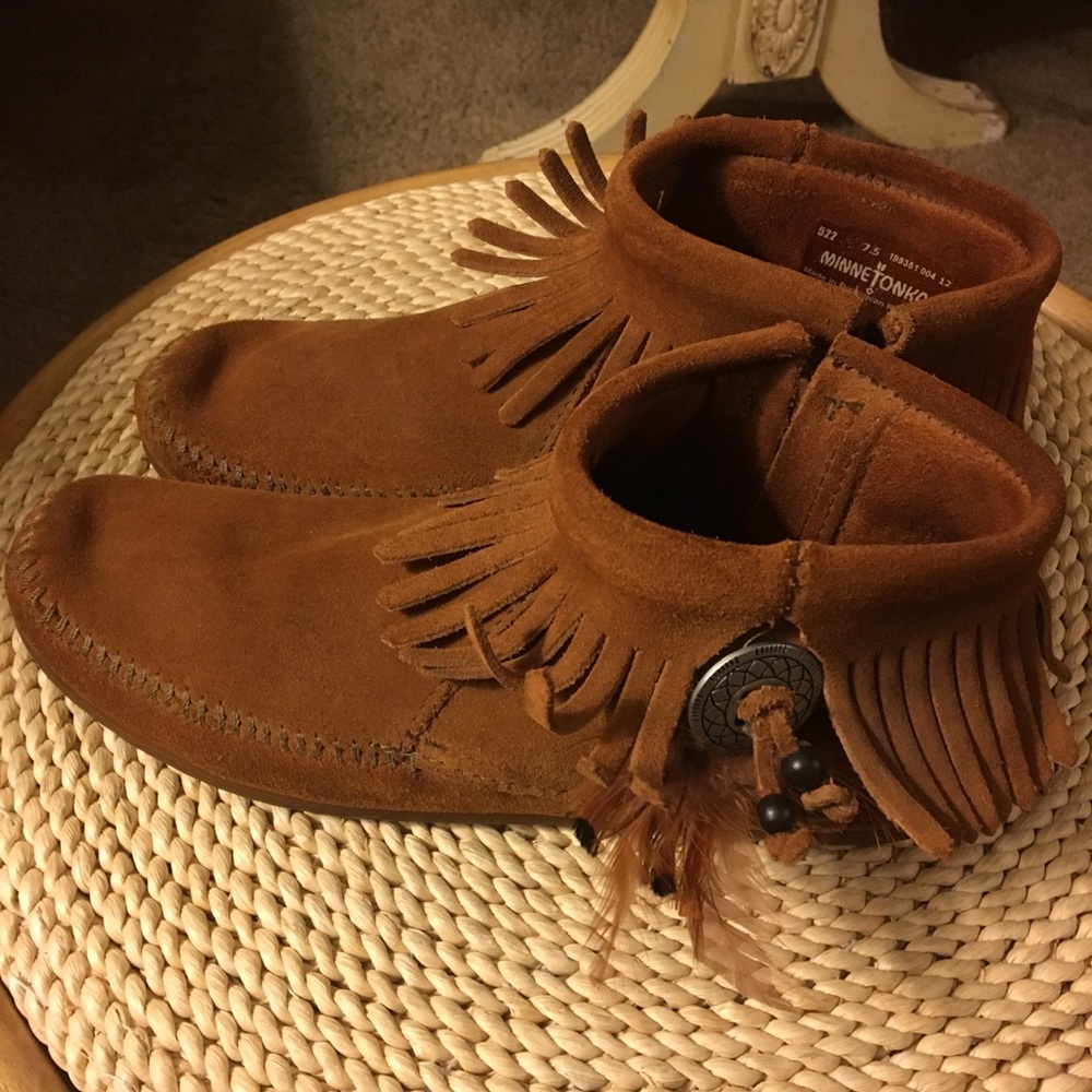 Minnetonka Size 7.5 Fringe Leather Moccasin Boots